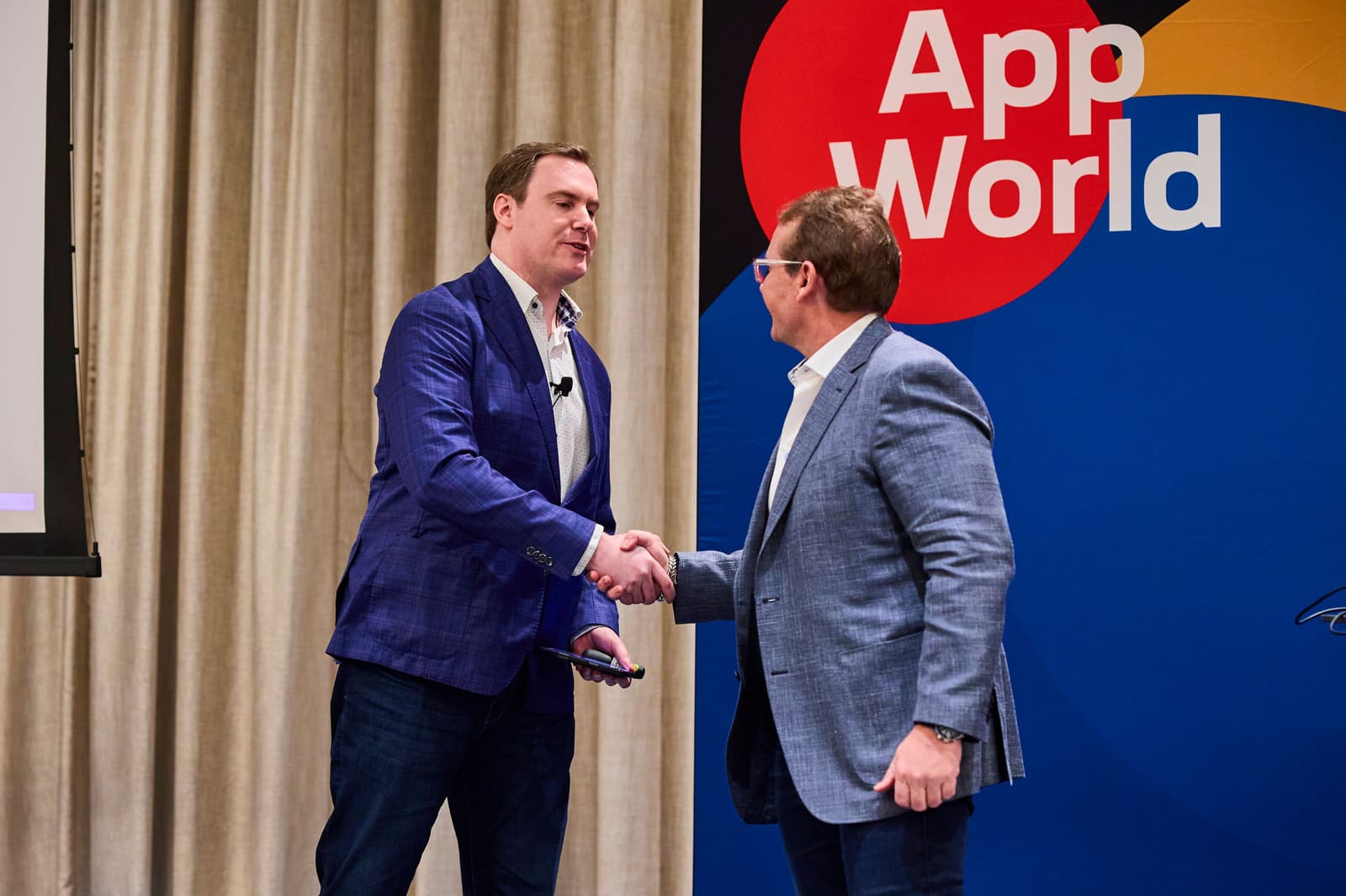 F5's Chief Revenue Officer Chad Whalen congratulates Colin Barr of Xcel Energy upon winning F5's inaugural Customer Innovation Award.